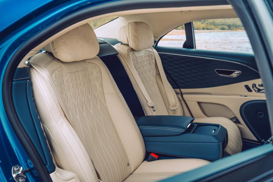 Интерьер Bentley Flying Spur First Edition 2019 года  (WW) (фото 12 из 16)